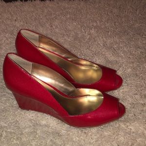 CUTE & COMFY RED WEDGES!